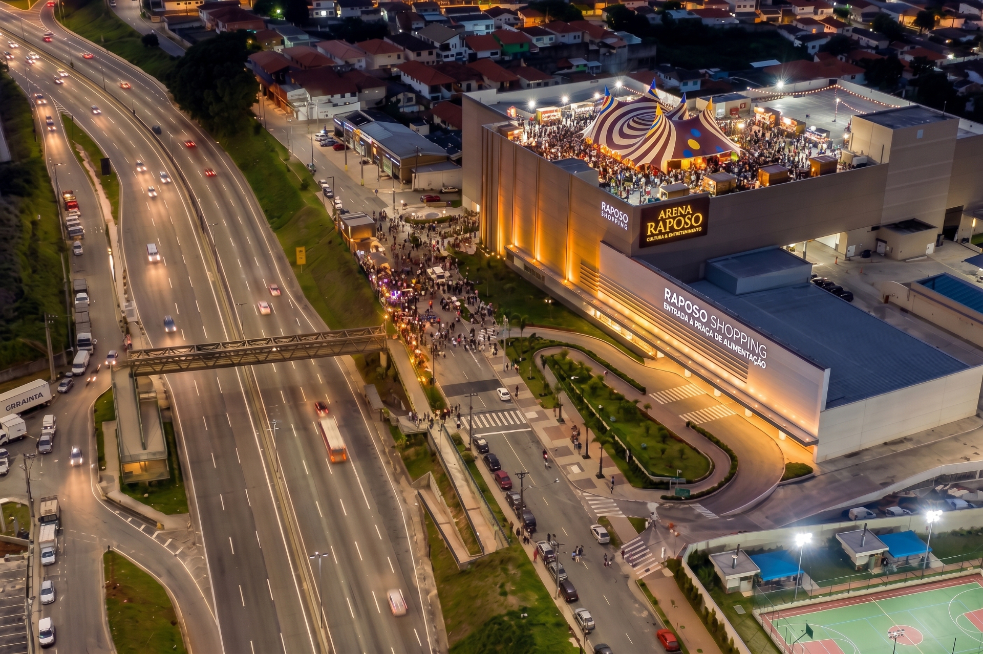 Vista aérea noturna da Arena Lona Raposo no topo do Raposo Shopping, às margens da Rodovia Raposo Tavares
